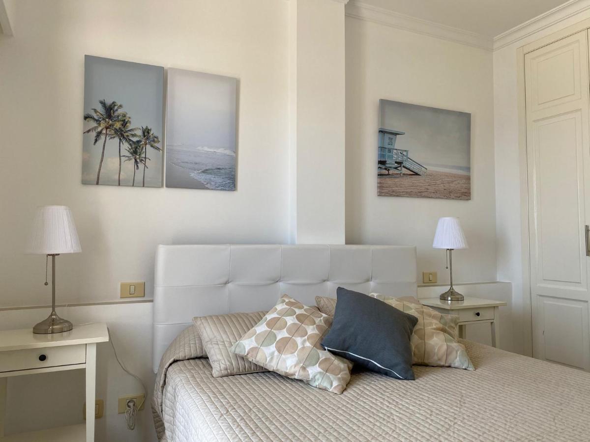 Billy'S Beachfront Apartment With Pool Access Пуерто де Мохан Екстериор снимка
